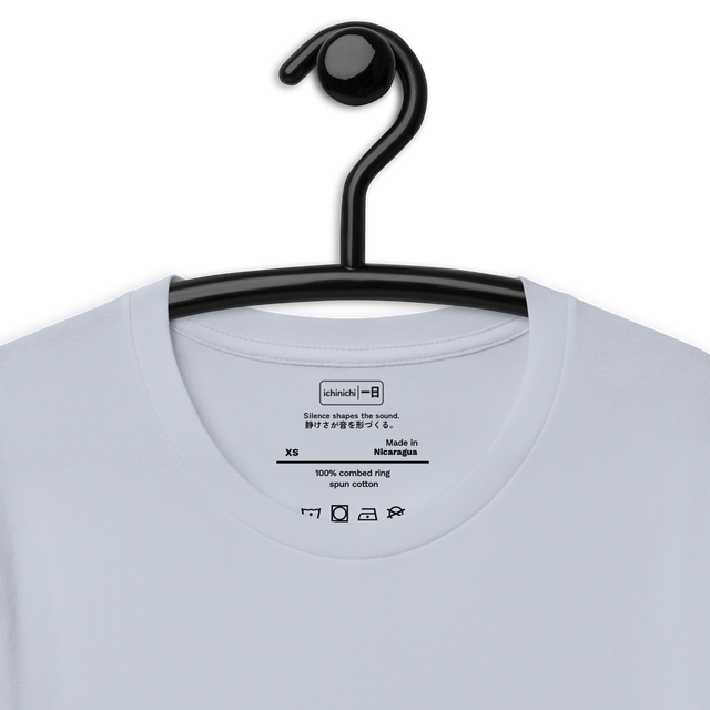 Silence shapes the sound.
静けさが音を形づくる。