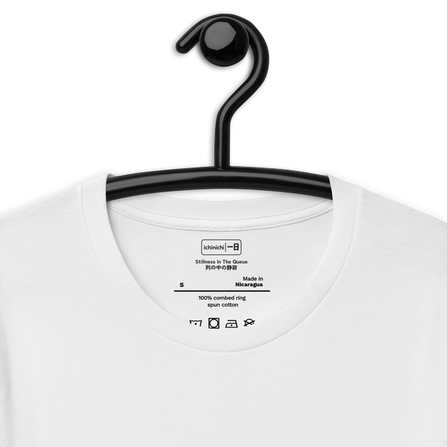 Inside Collar Quote
Stillness In The Queue | 列の中の静寂