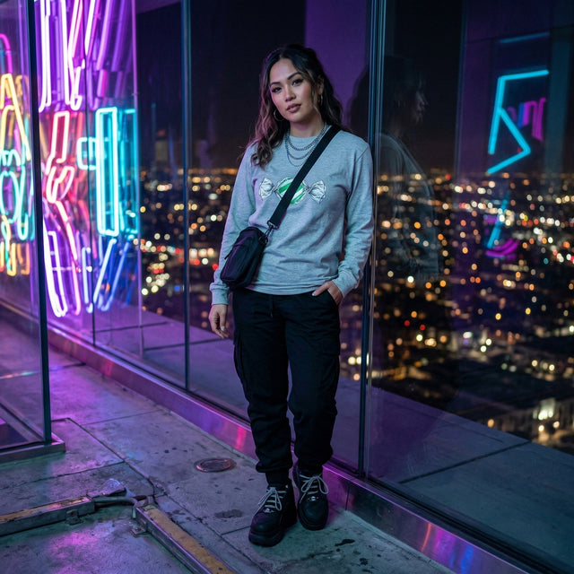 ネオンサインと街並みを背景に、屋上に立つ人物