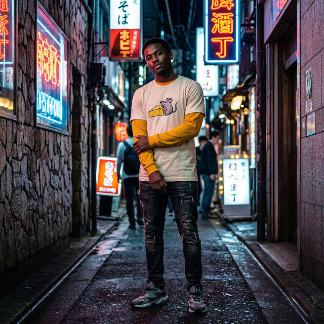 ネオンが輝く看板が並ぶ路地に立つ人物。