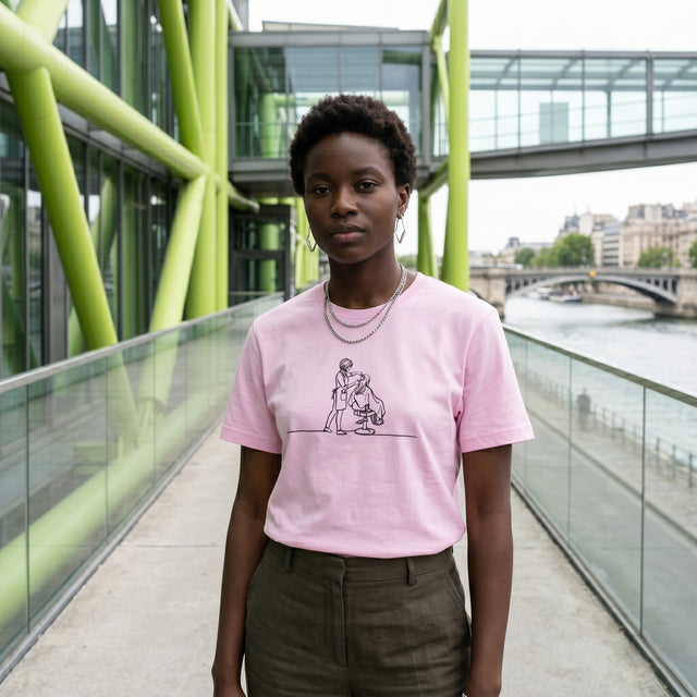 ピンクのTシャツを着た女性