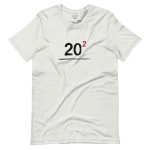 半袖Tシャツに、黒と赤の筆致で描かれた「20の2乗」というシンプルな数式。