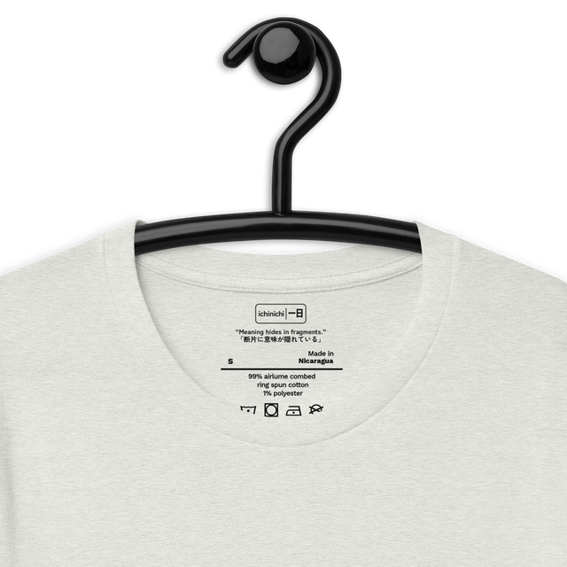 “Meaning hides in fragments.”
「断片に意味が隠れている」