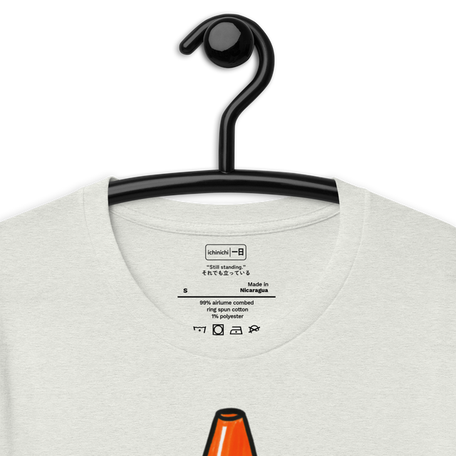 “Still standing.”
それでも立っている