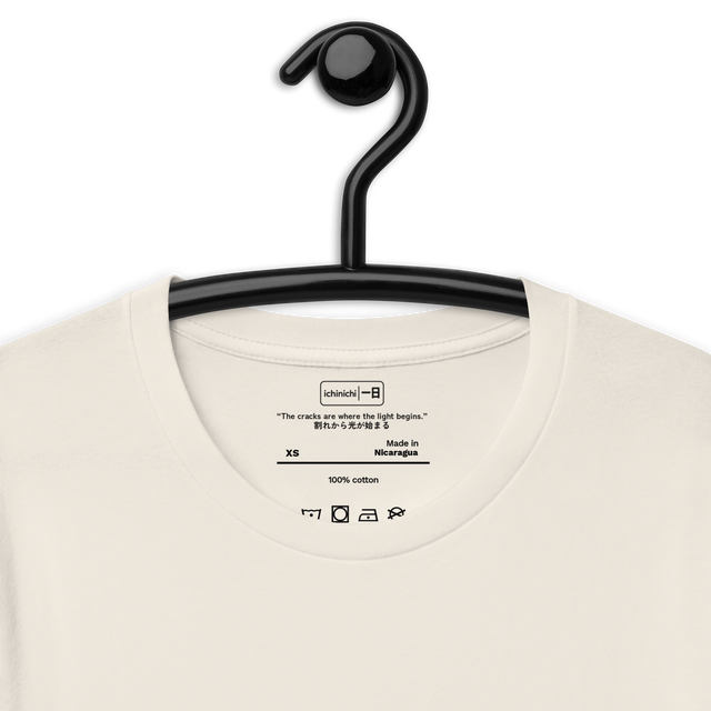 “The cracks are where the light begins.”
割れから光が始まる