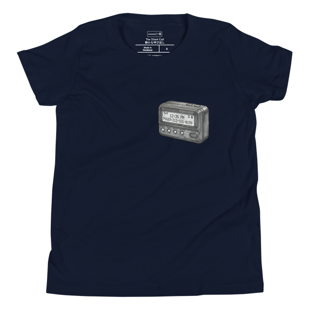 黒とグレーで描かれた、昔ながらのポケットベルのマーカー画が、ユースTシャツの中央に配置されている。